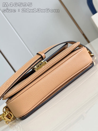 Pochette Metis East West 21,5 en cuir de veau monogrammé marron et blanc