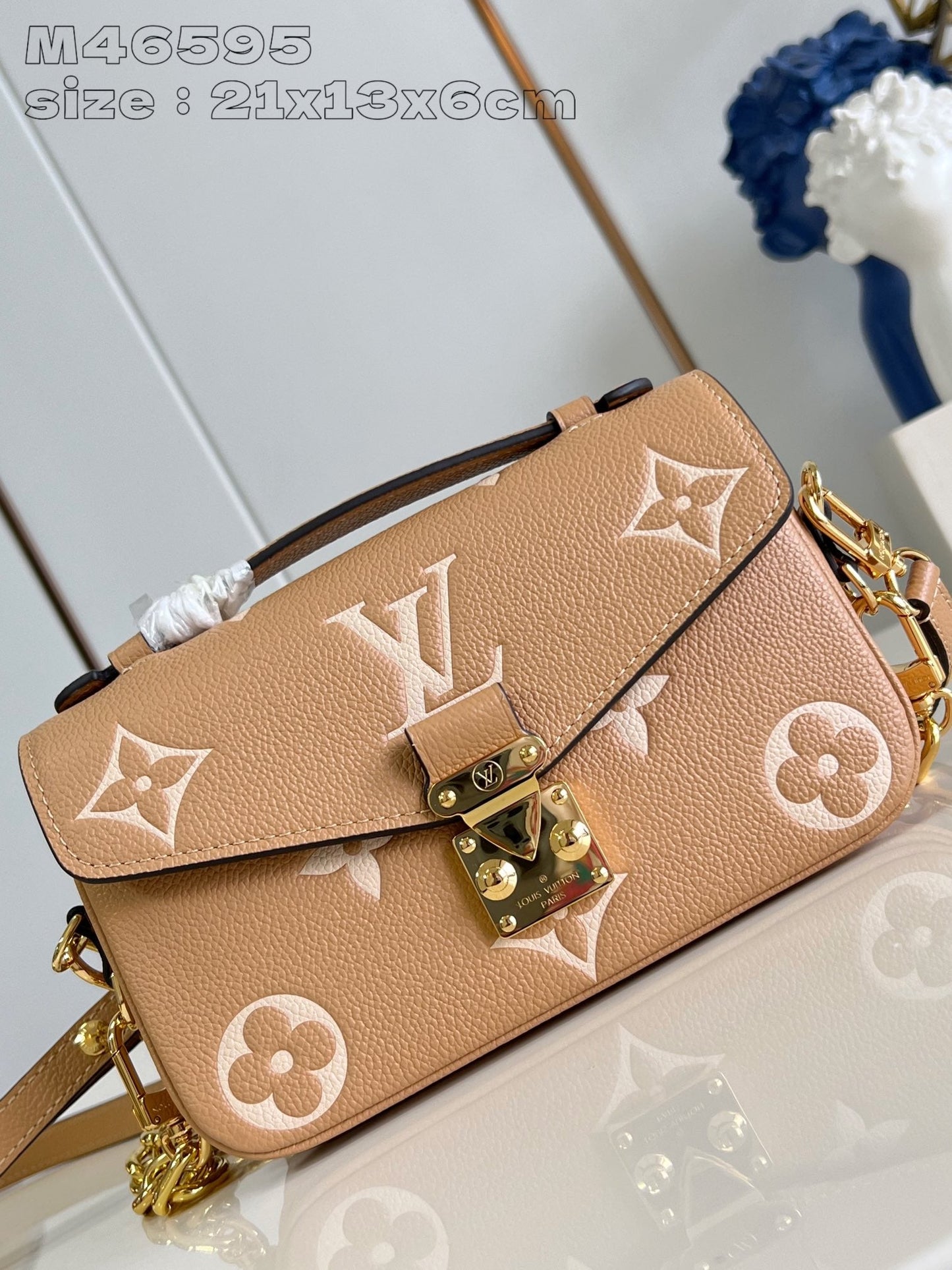 Pochette Metis East West 21,5 en cuir de veau monogrammé marron et blanc