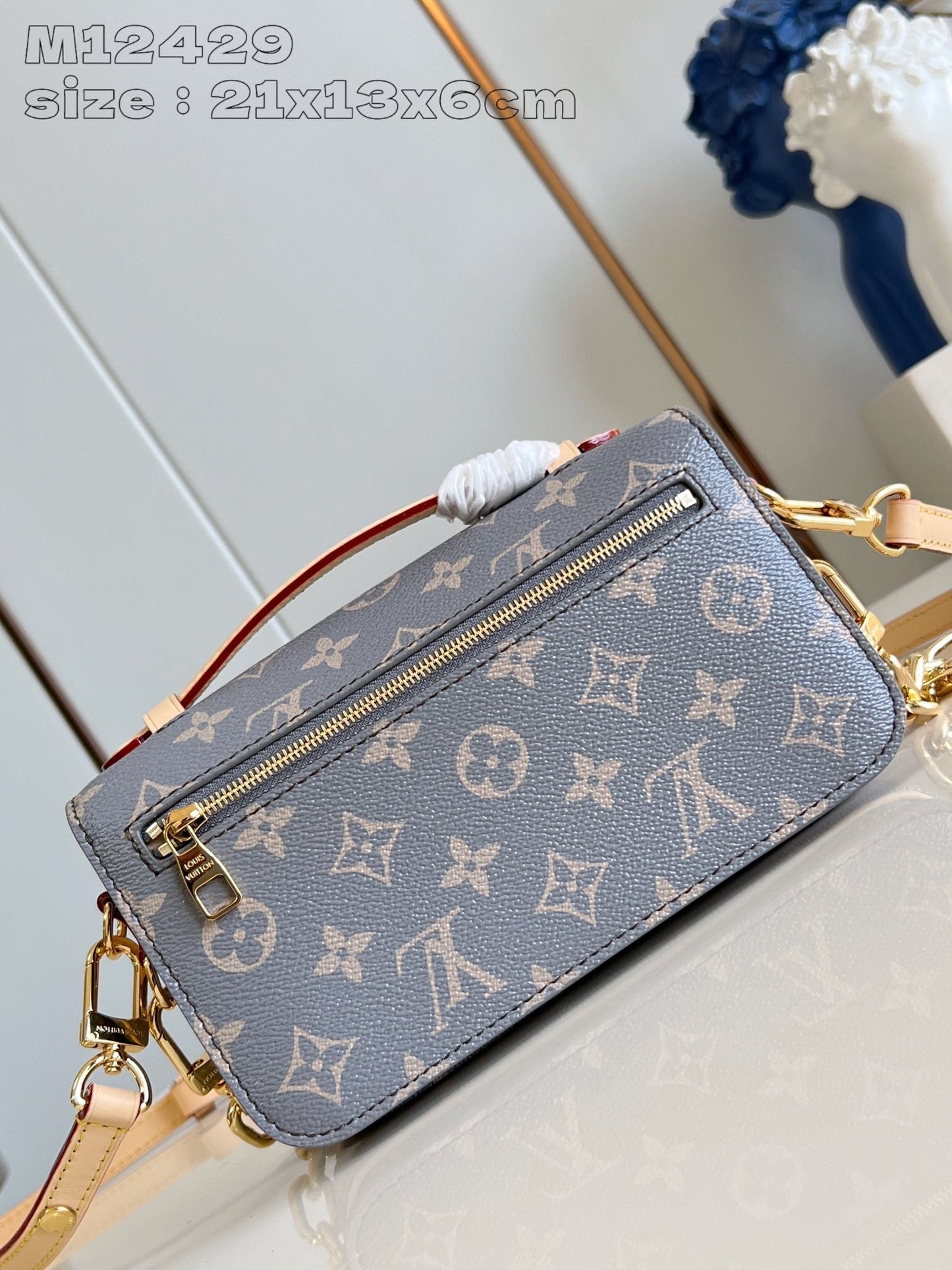 Pochette Metis East West 21,5 en toile monogrammée grise