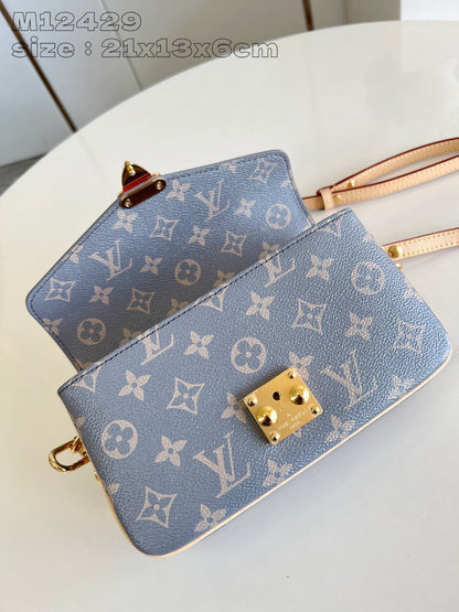 Pochette Metis East West 21,5 en toile monogrammée grise