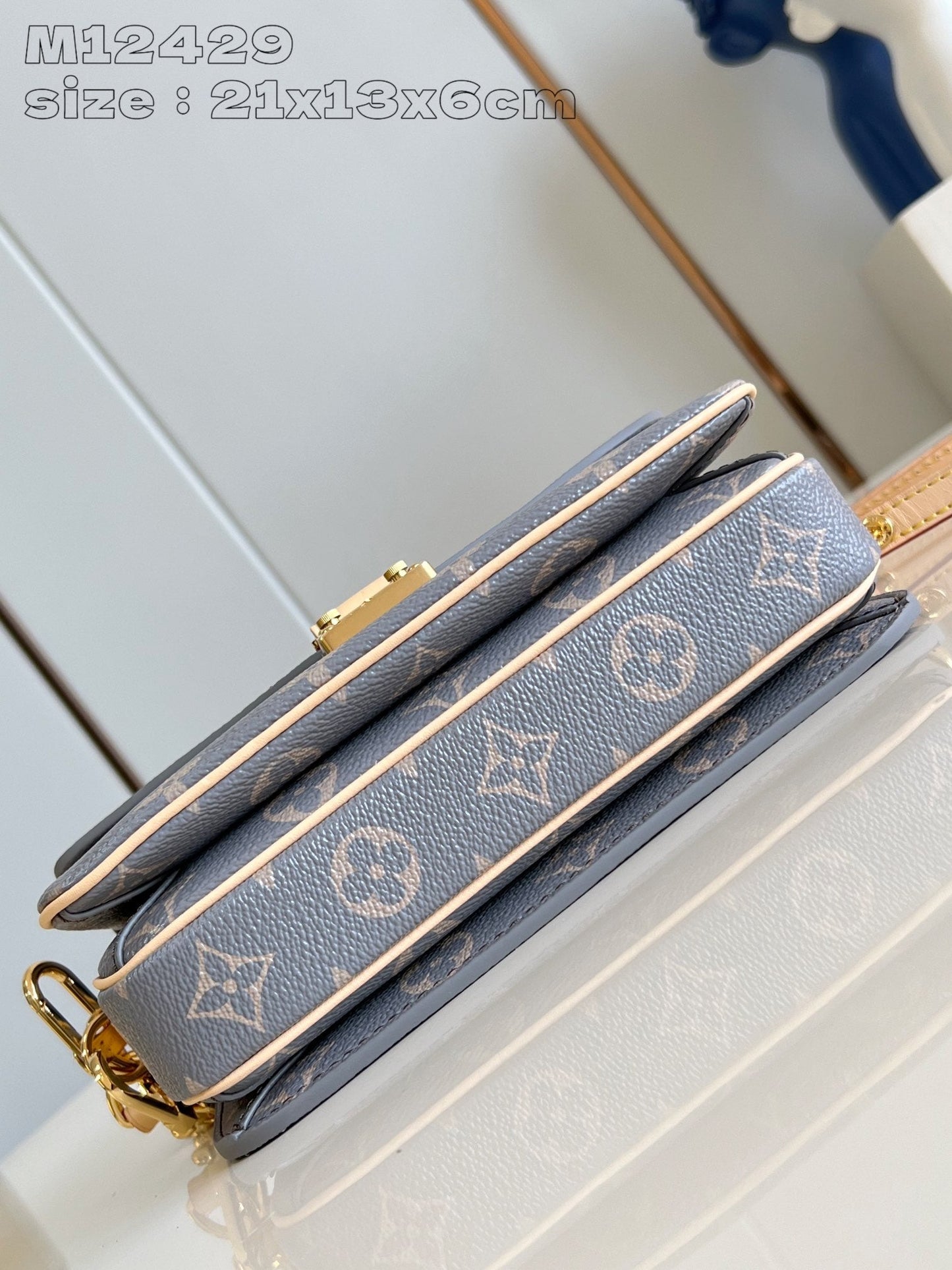 Pochette Metis East West 21,5 en toile monogrammée grise