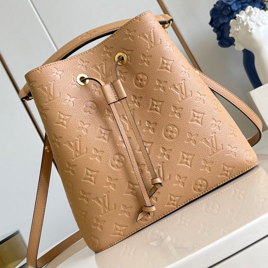 LV ネオ ノエ バケットバッグ 26cm ブラウン ホワイト モノグラム アンプラント カーフスキン