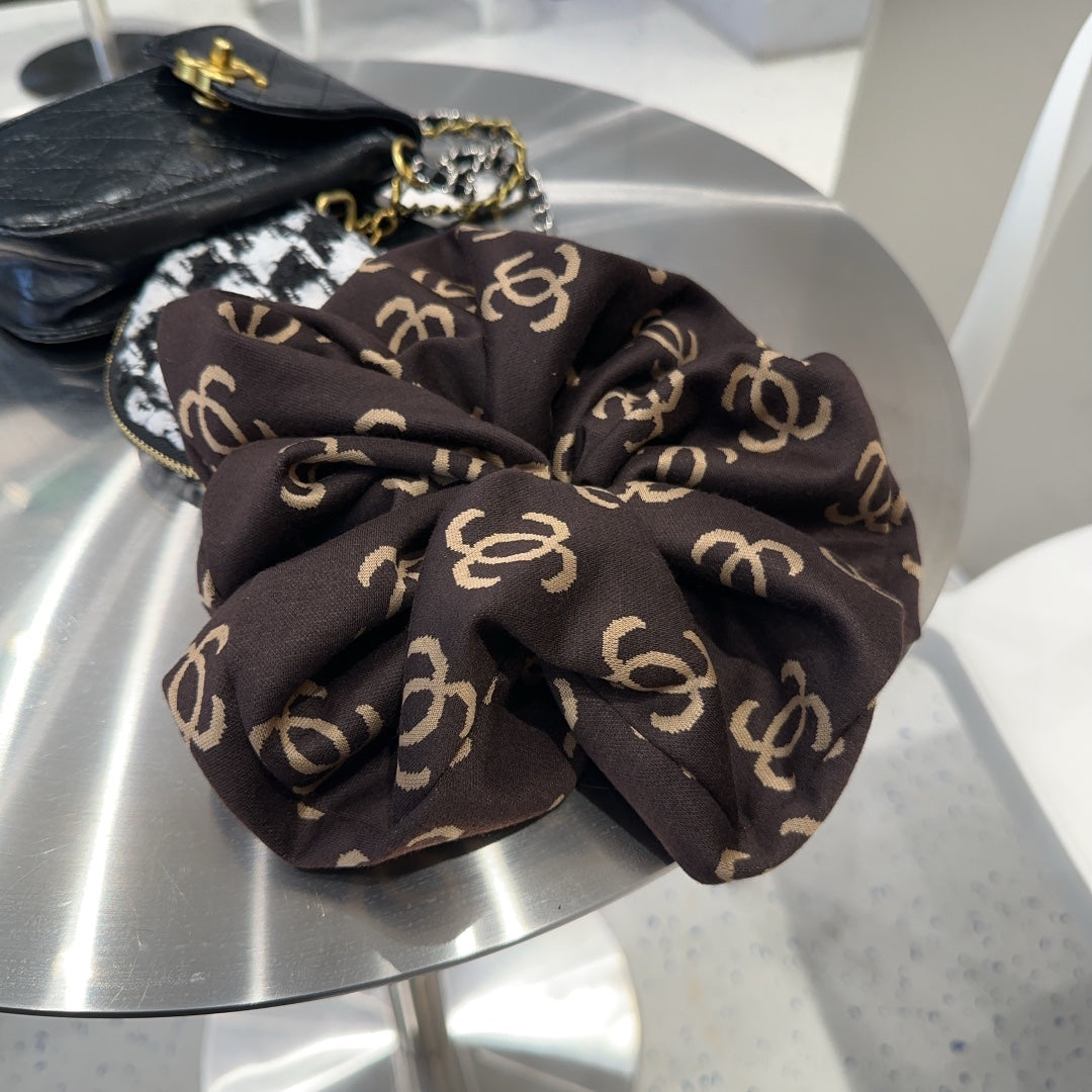 Chouchou en tissu monogramme marron noix 412545