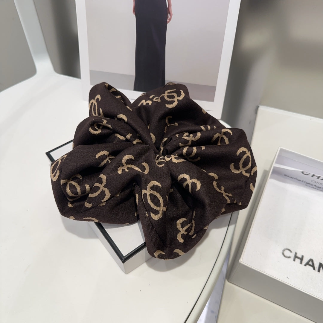 Chouchou en tissu monogramme marron noix 412545