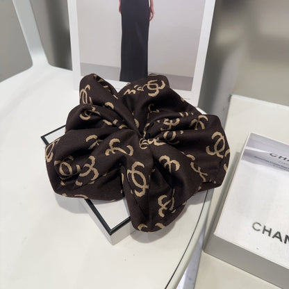 Chouchou en tissu monogramme marron noix 412545