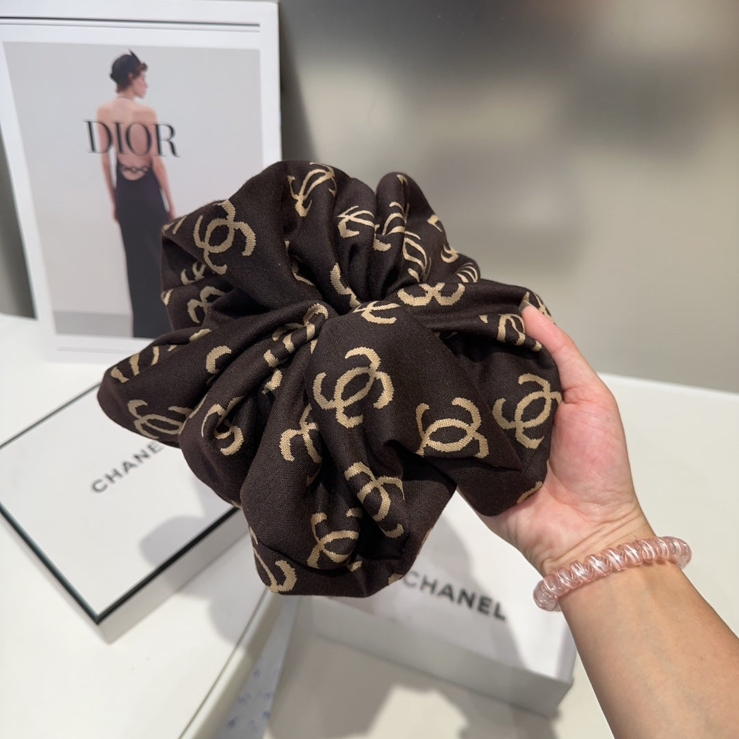 Chouchou en tissu monogramme marron noix 412545