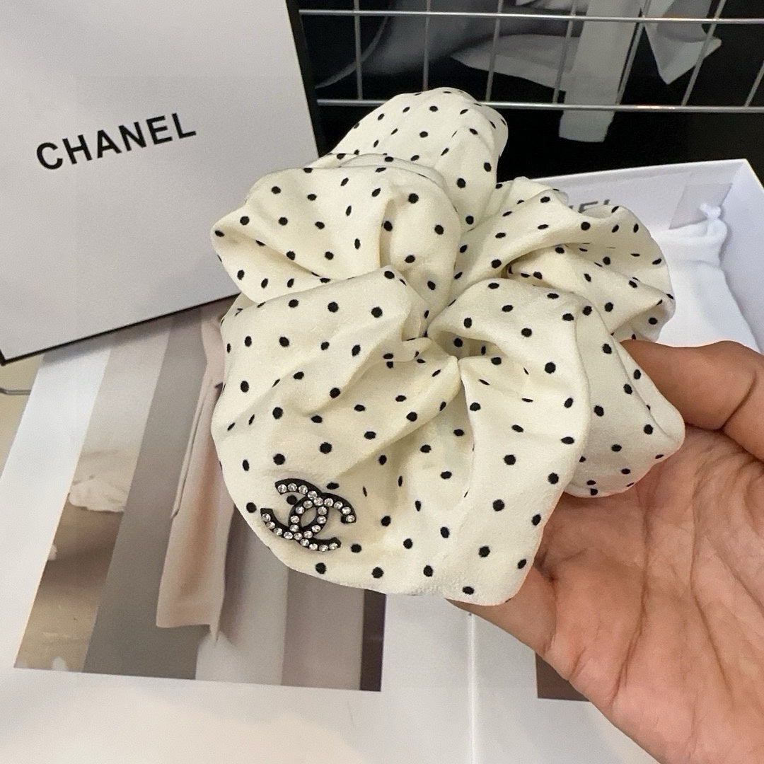 Chouchou en tissu à pois blancs 418927