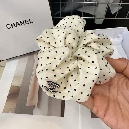 Chouchou en tissu à pois blancs 418927