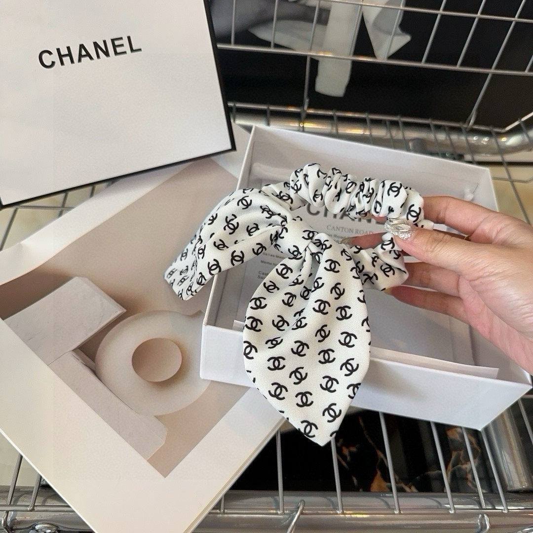 Chouchous en soie avec monogramme noir et blanc 432896