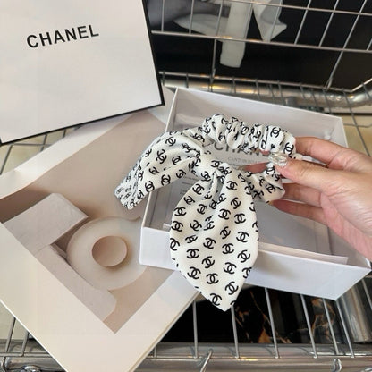 Chouchous en soie avec monogramme noir et blanc 432896