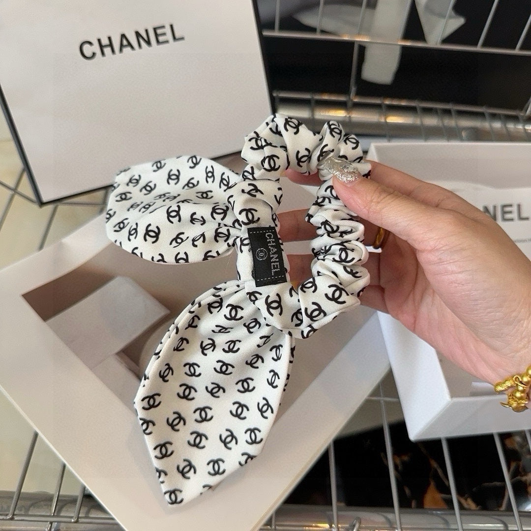 Chouchous en soie avec monogramme noir et blanc 432896