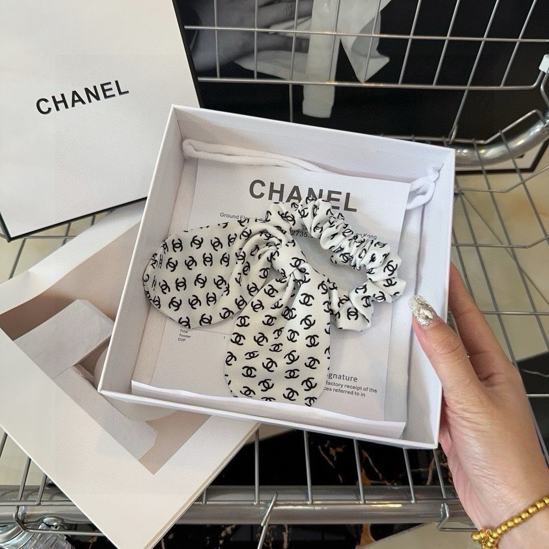Chouchous en soie avec monogramme noir et blanc 432896