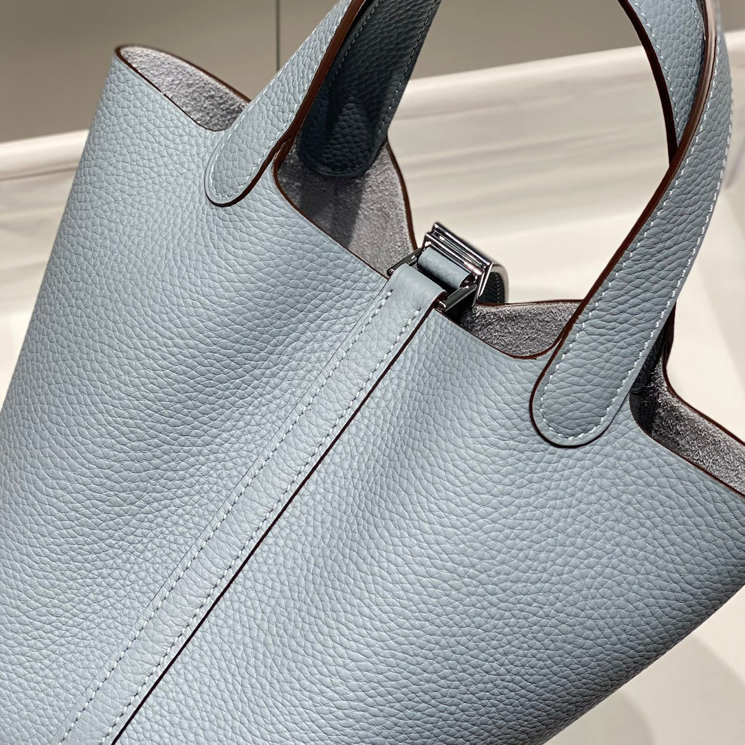 Serrure picotin bleu ciel clair en cuir Togo avec quincaillerie argentée