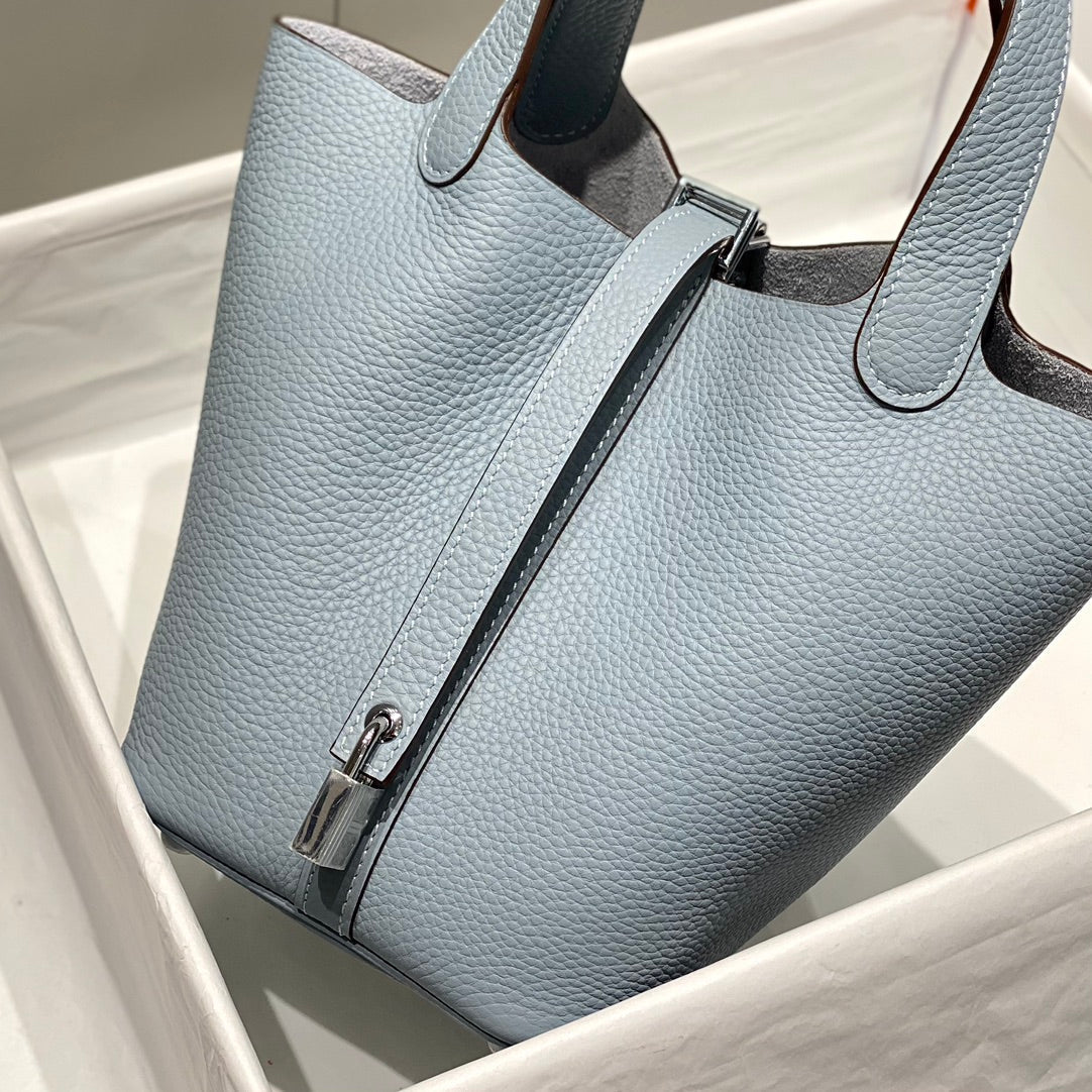 Serrure picotin bleu ciel clair en cuir Togo avec quincaillerie argentée