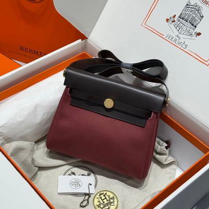 Mini sac Herbag HM, boucle dorée, 20 cm, toile bordeaux et cuir de vache Hunter 243365