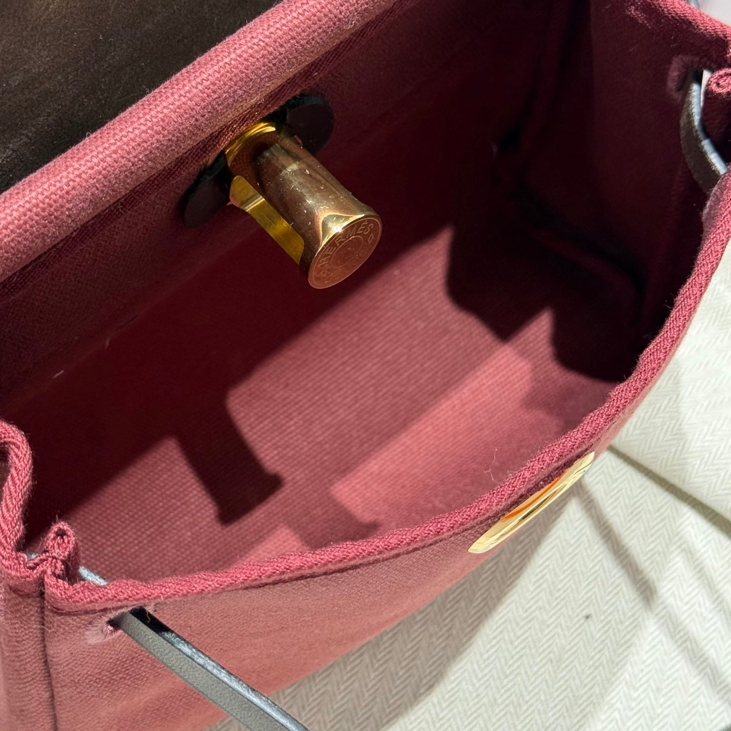 Mini sac Herbag HM, boucle dorée, 20 cm, toile bordeaux et cuir de vache Hunter 243365