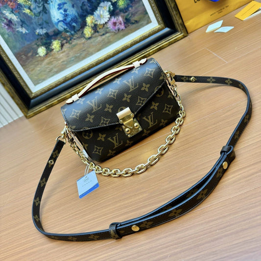 Pochette LV Métis East West en toile monogram marron 206021