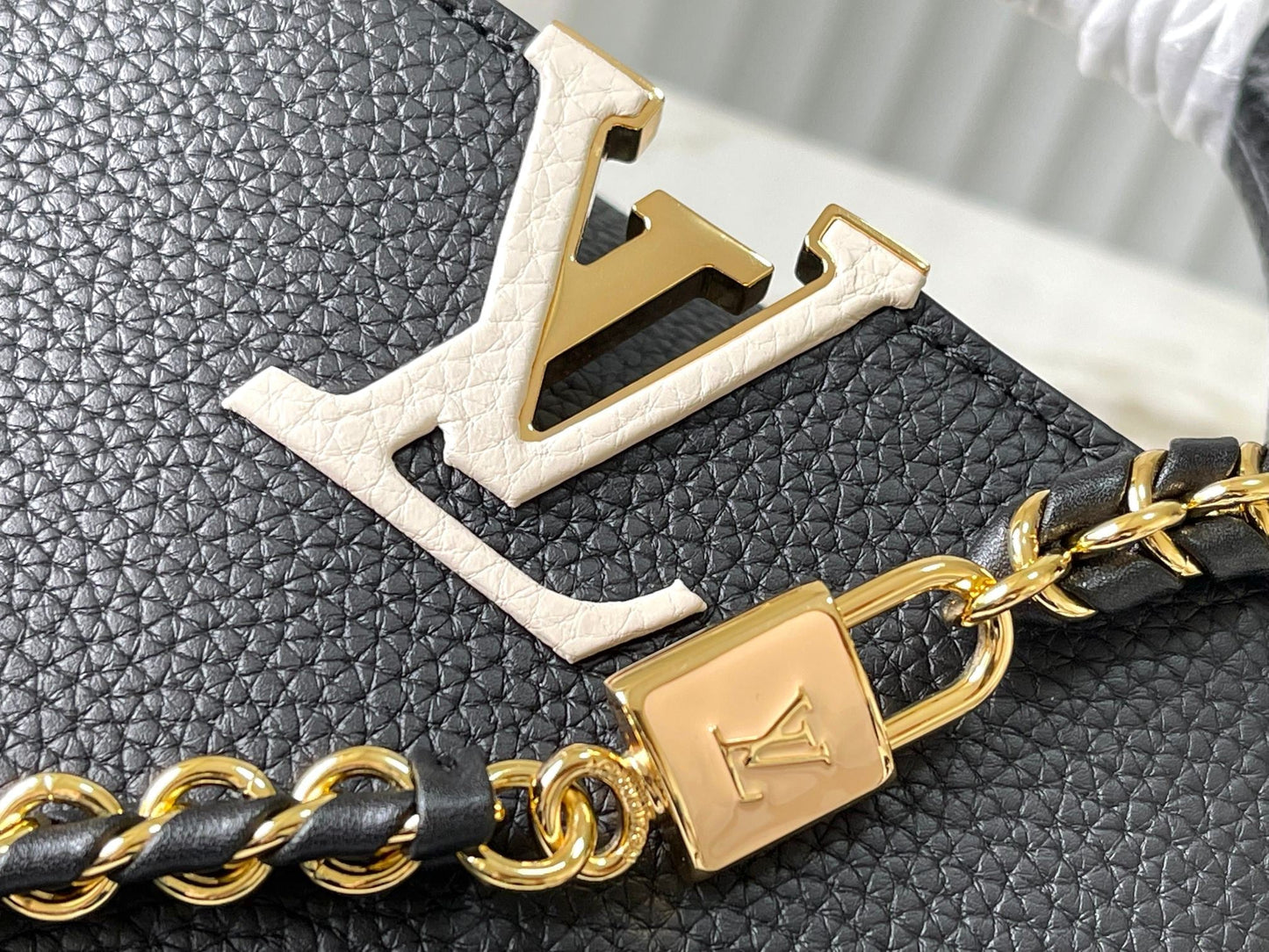 capucines mini 21 cuir taurillon noir et accessoires dorés