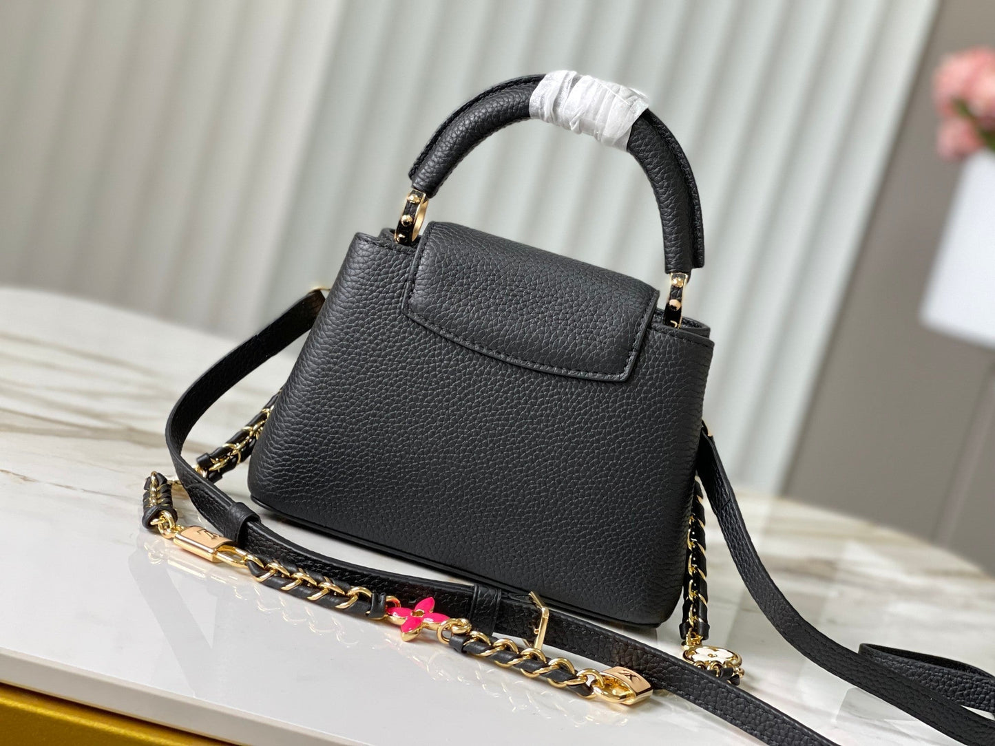 capucines mini 21 cuir taurillon noir et accessoires dorés
