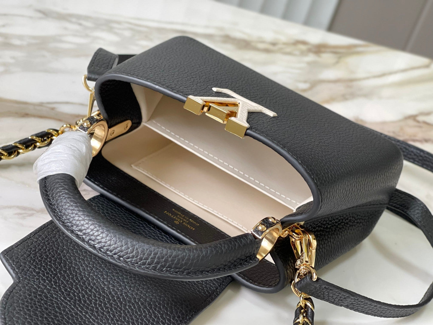 capucines mini 21 cuir taurillon noir et accessoires dorés
