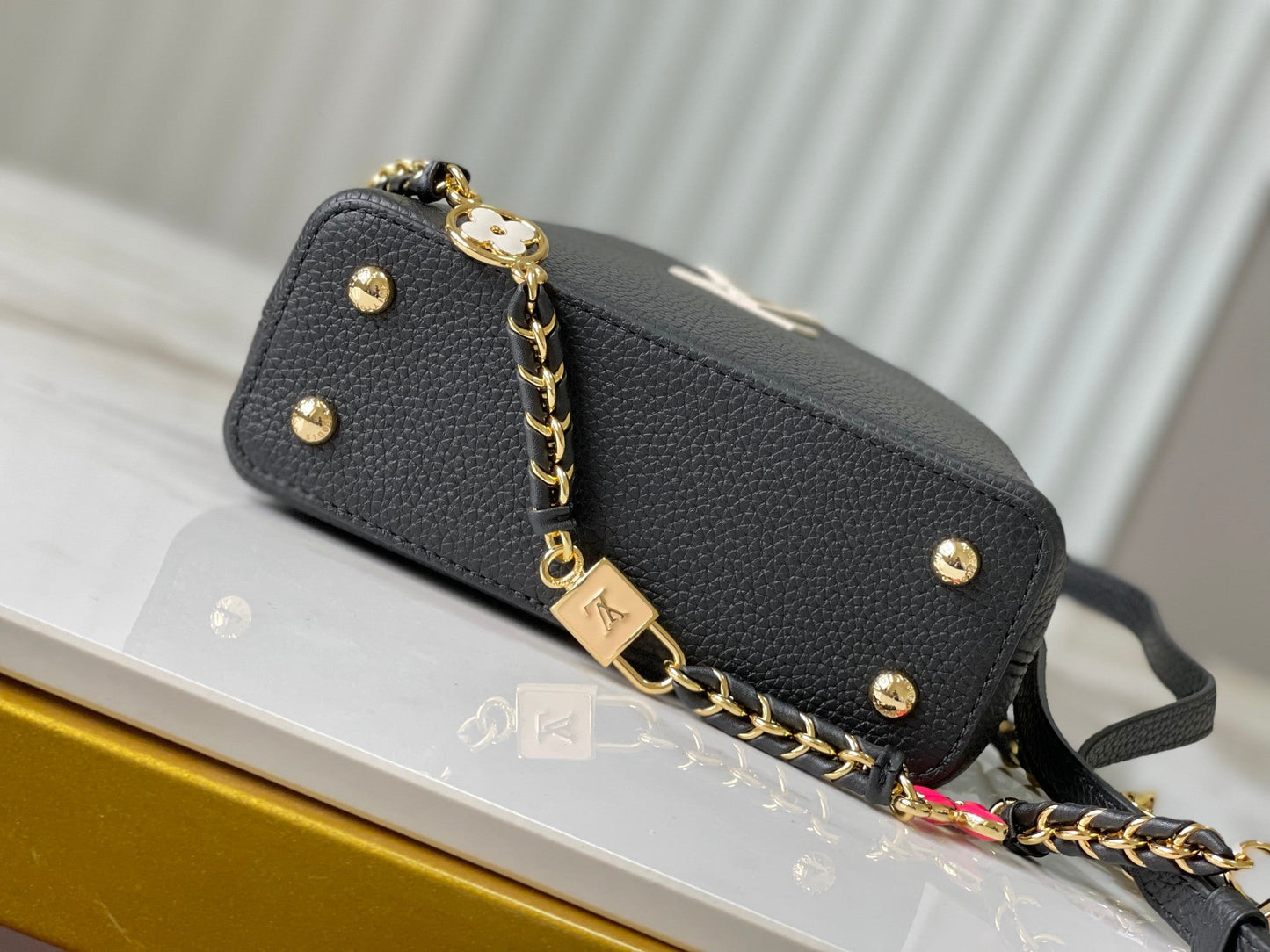 capucines mini 21 cuir taurillon noir et accessoires dorés