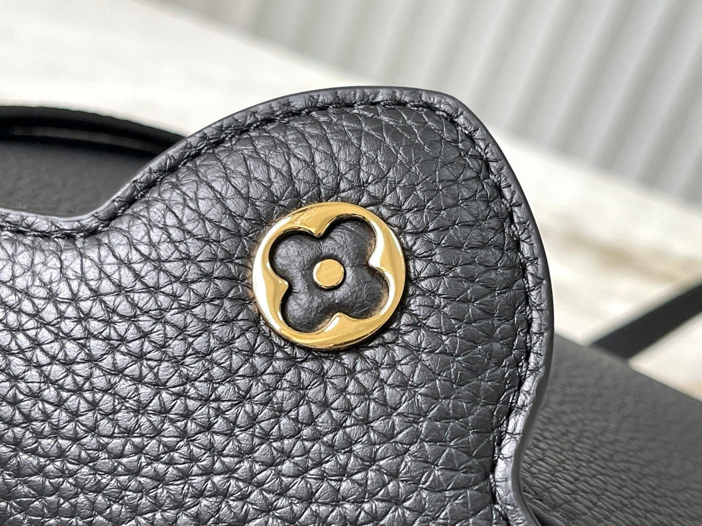 capucines mini 21 cuir taurillon noir et accessoires dorés