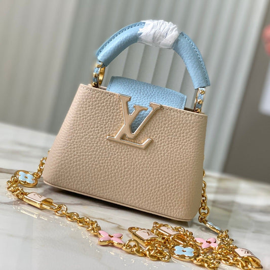 cuir de taurillon beige bleu nuage capucines nano 16 et accessoires dorés