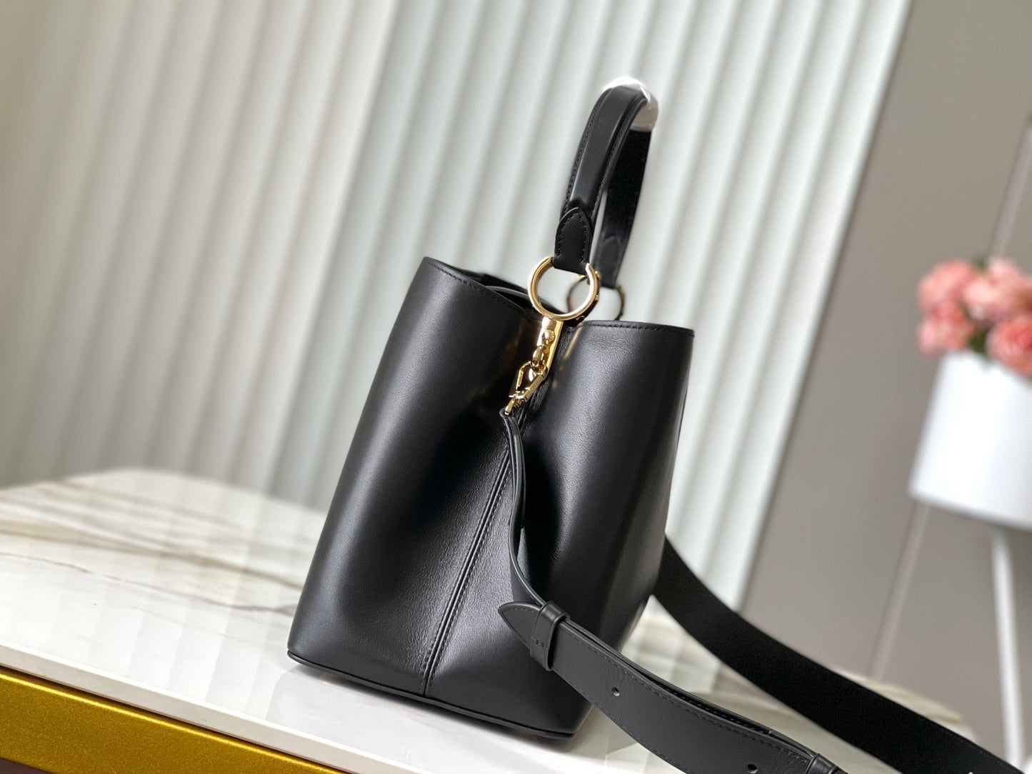 CAPUCINES SOUPLE GM 38 EN CUIR DE VEAU LISSE NOIR ACIER DORÉ