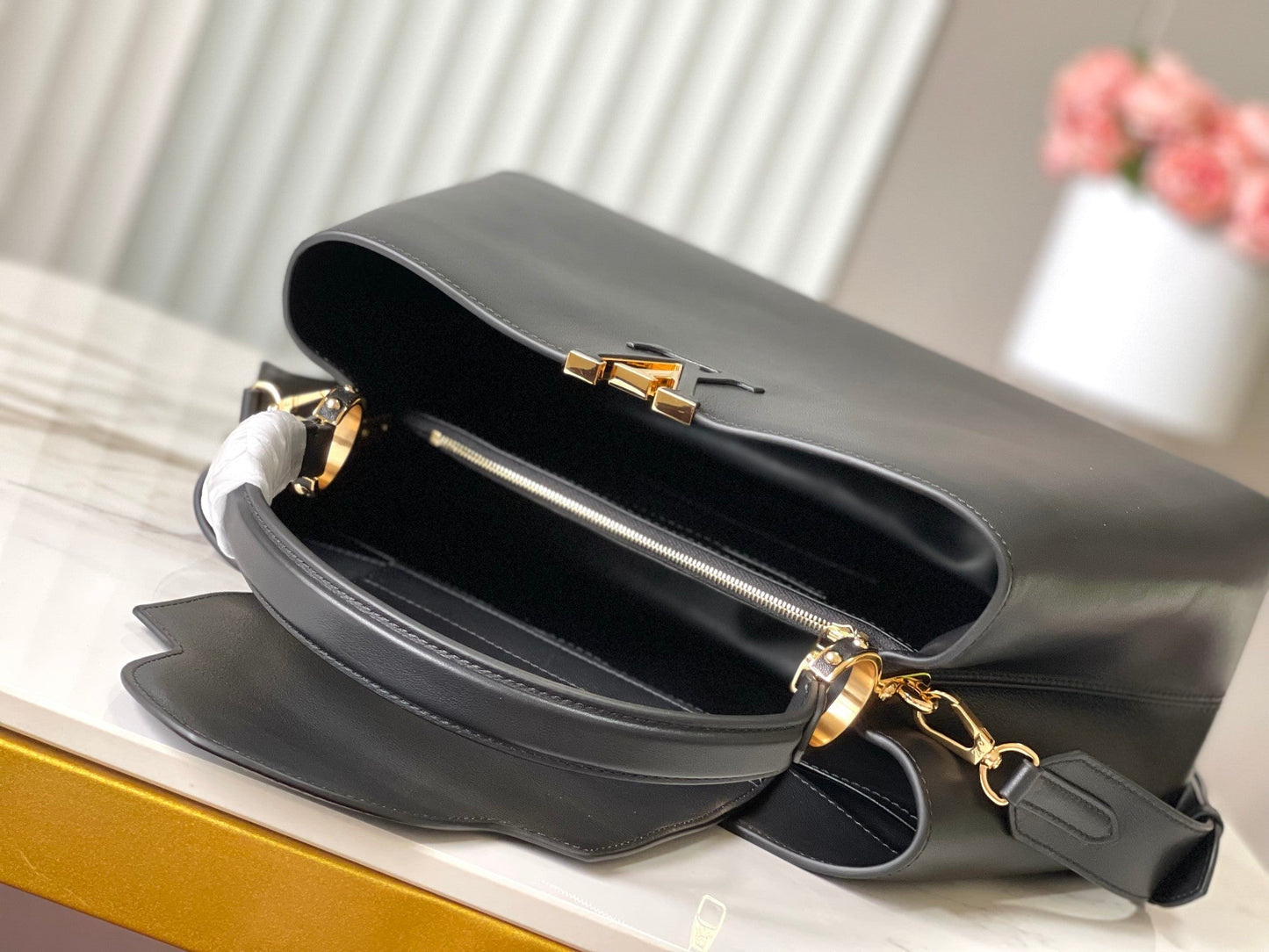 CAPUCINES SOUPLE GM 38 EN CUIR DE VEAU LISSE NOIR ACIER DORÉ