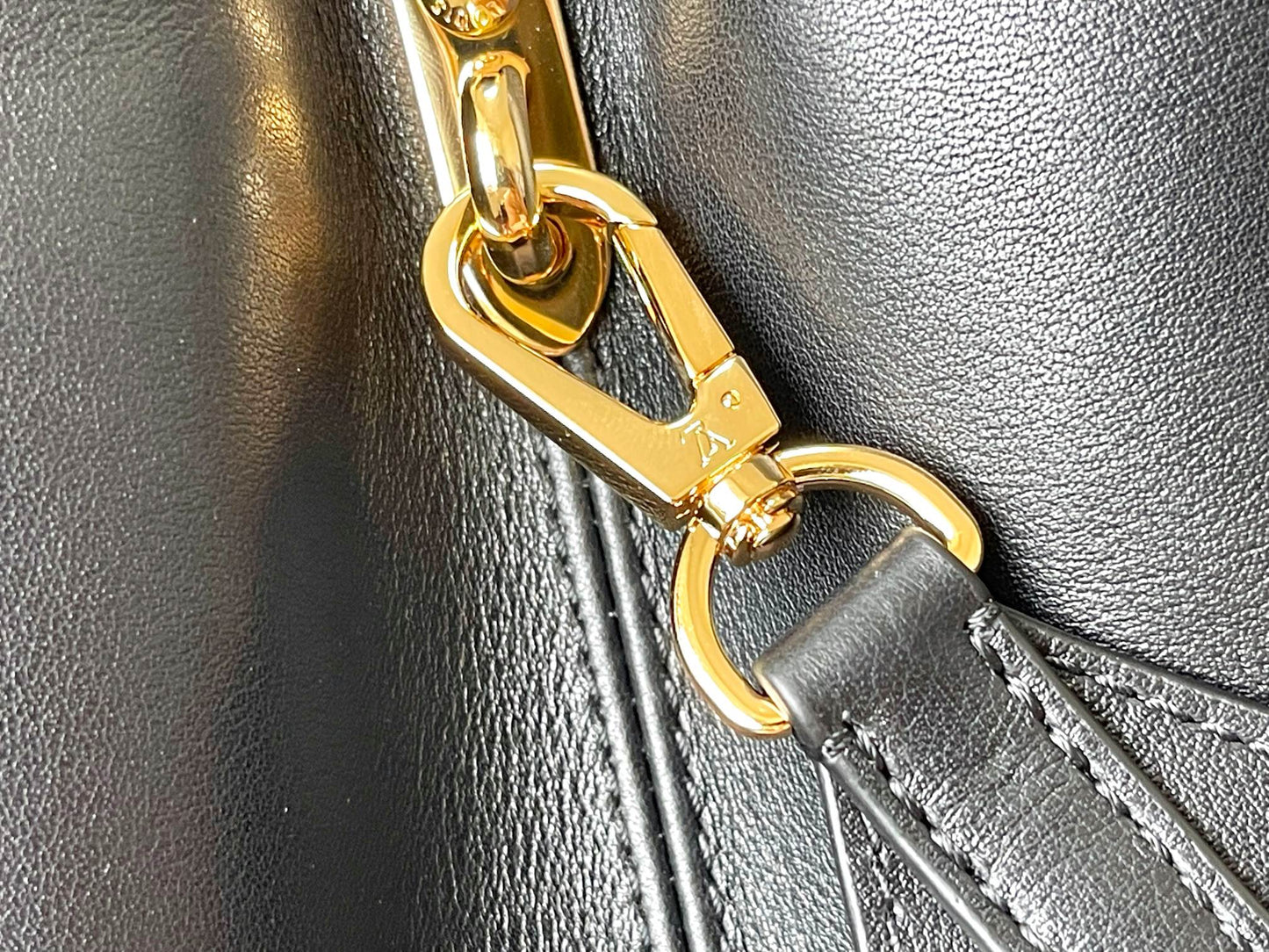 CAPUCINES SOUPLE GM 38 EN CUIR DE VEAU LISSE NOIR ACIER DORÉ