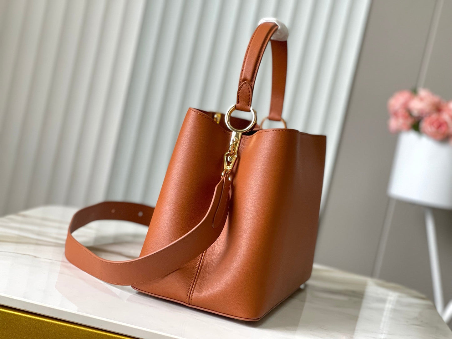 CAPUCINES SOUPLE GM 38 EN CUIR DE VEAU COGNAC ACIER DORÉ