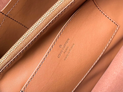 CAPUCINES SOUPLE GM 38 EN CUIR DE VEAU COGNAC ACIER DORÉ