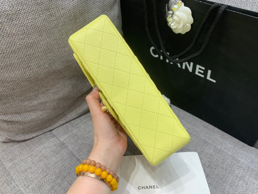 Petit sac à rabat classique 23 cm Jaune caviar Quincaillerie dorée 