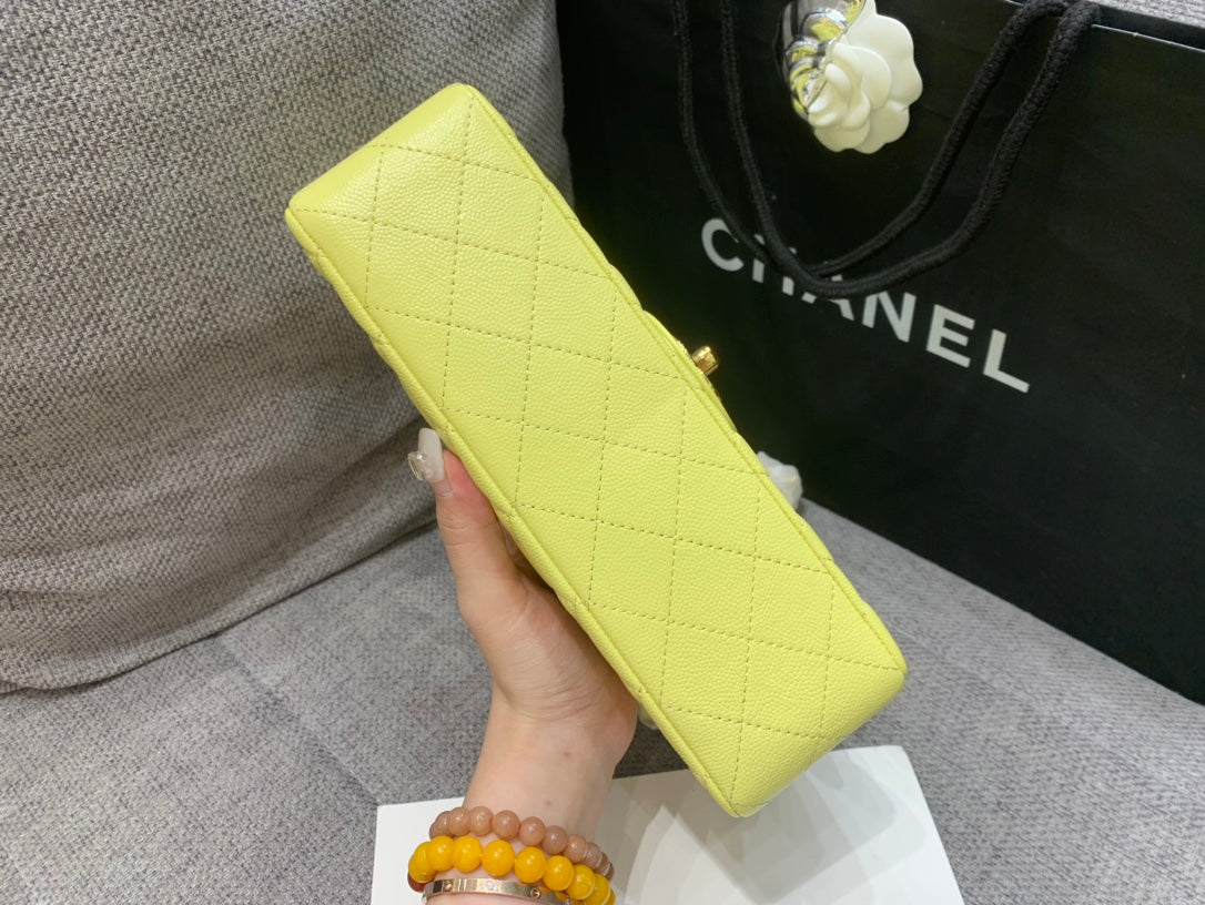 Petit sac à rabat classique 23 cm Jaune caviar Quincaillerie dorée 