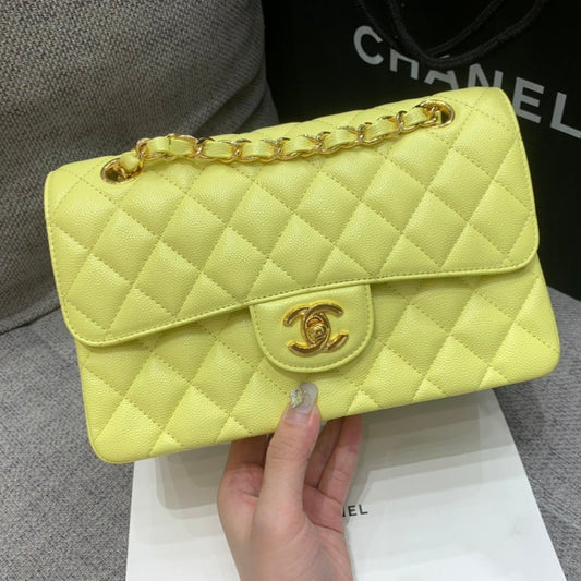 Petit sac à rabat classique 23 cm Jaune caviar Quincaillerie dorée 