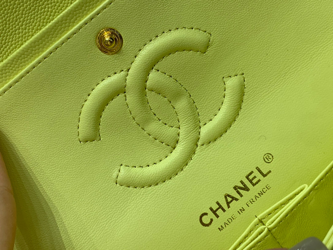 Petit sac à rabat classique 23 cm Jaune caviar Quincaillerie dorée 