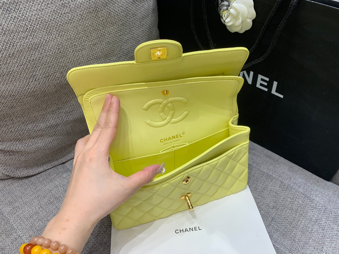 Petit sac à rabat classique 23 cm Jaune caviar Quincaillerie dorée 