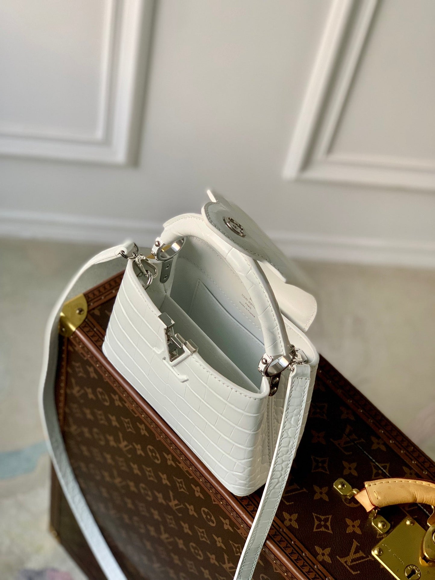 CAPUCINES MINI 21 CUIR DE VEAU BLANC EMBOSSÉ CROCODILE QUINCAILLERIE ARGENTÉE
