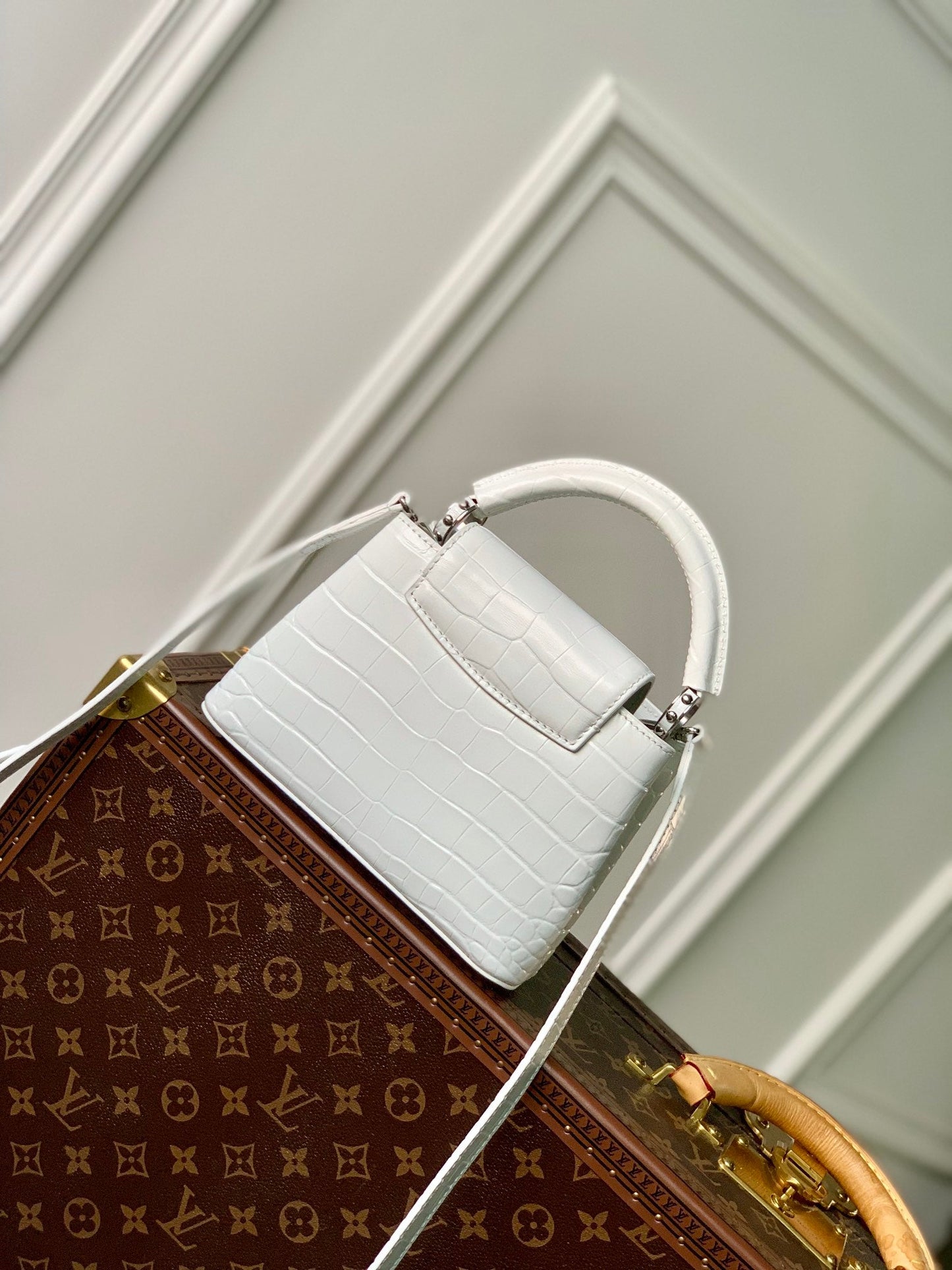 CAPUCINES MINI 21 CUIR DE VEAU BLANC EMBOSSÉ CROCODILE QUINCAILLERIE ARGENTÉE
