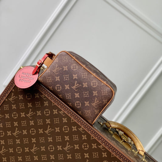 Lv Locker Dopp Kit 23 Monogramme Marron