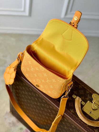 MONTSOURIS MESSENGER PM 20 EN TOILE HÉRITAGE MONOGRAMME ORANGE POIVRE