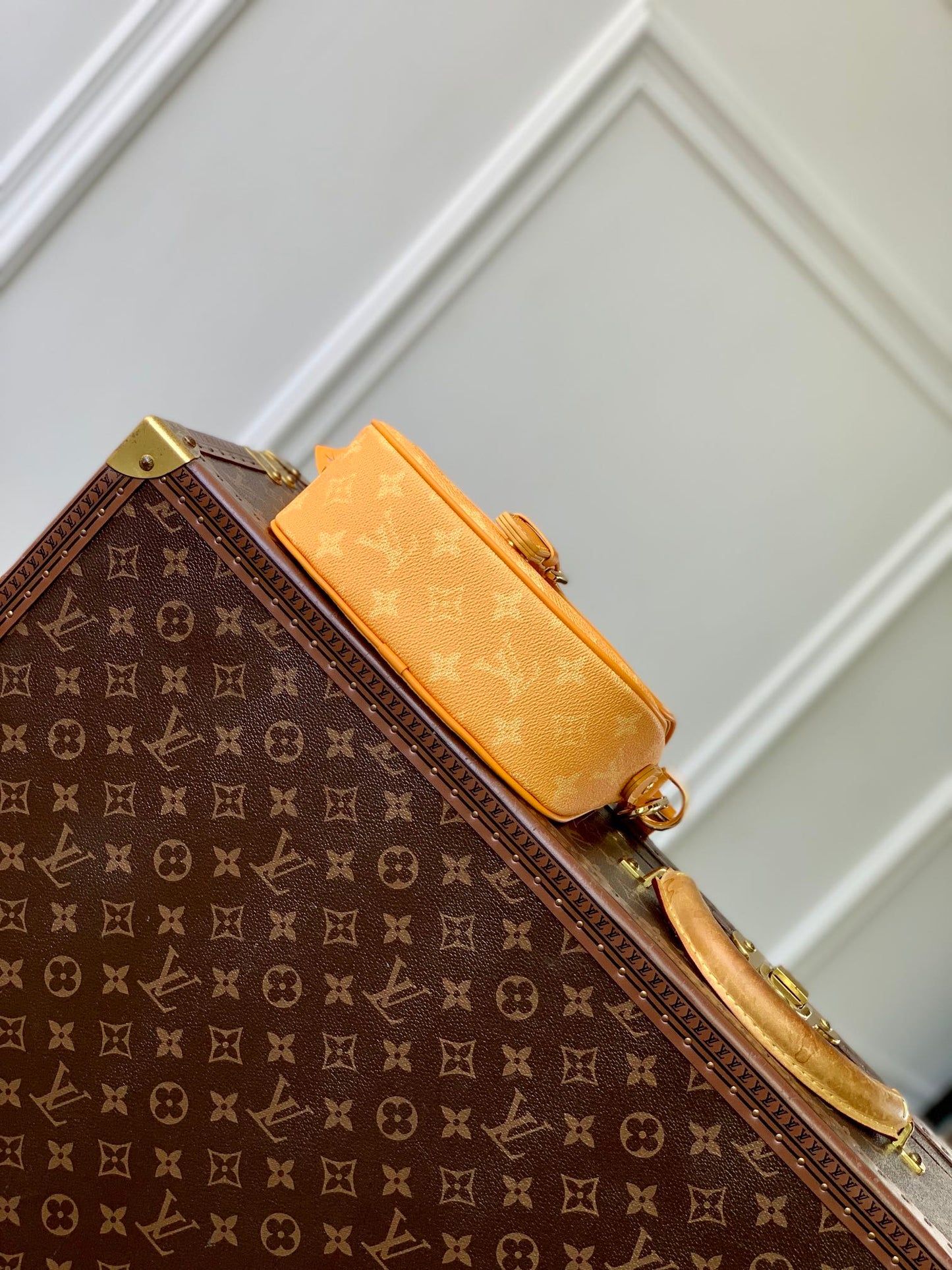 MONTSOURIS MESSENGER PM 20 EN TOILE HÉRITAGE MONOGRAMME ORANGE POIVRE