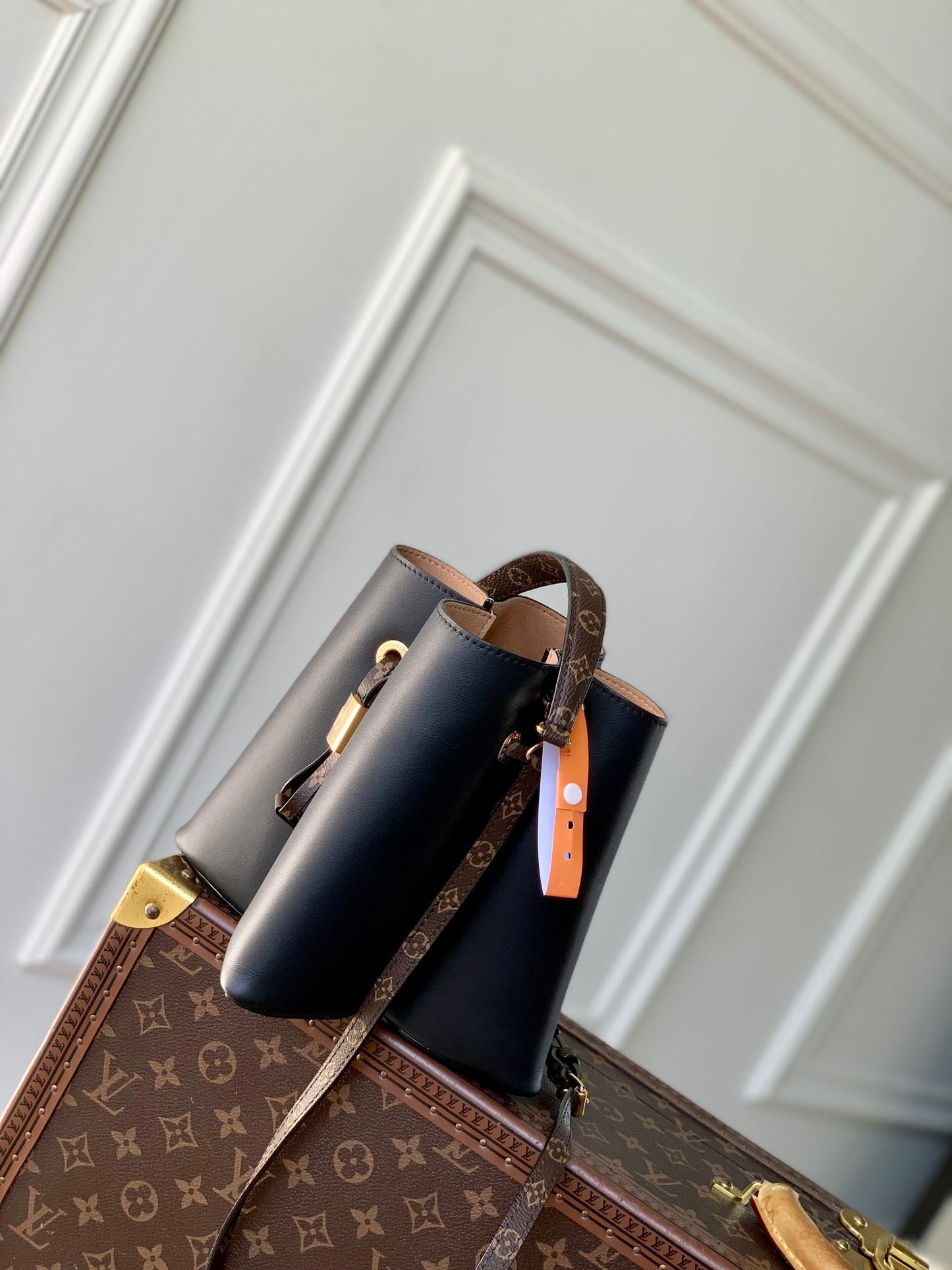BLOOM PM 21 EN CUIR DE VEAU NOIR ET ACIER DORÉ