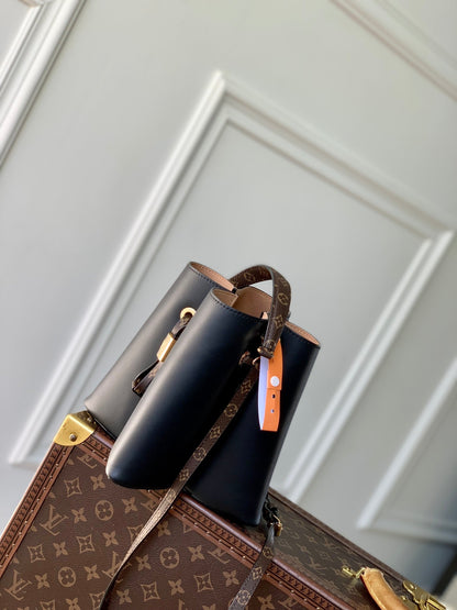 BLOOM PM 21 EN CUIR DE VEAU NOIR ET ACIER DORÉ