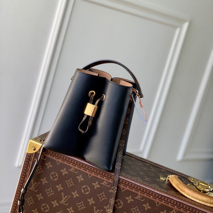 BLOOM PM 21 EN CUIR DE VEAU NOIR ET ACIER DORÉ