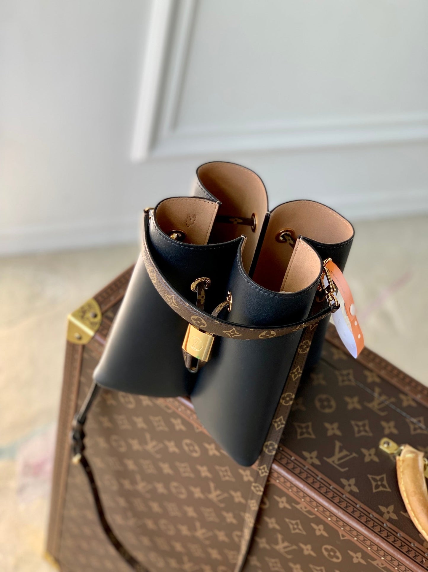BLOOM PM 21 EN CUIR DE VEAU NOIR ET ACIER DORÉ