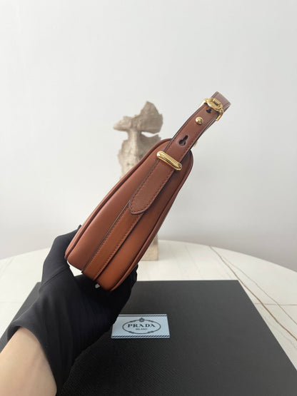 PRA ARQUÉ 22 ショルダーバッグ コニャックブラウンレザー
