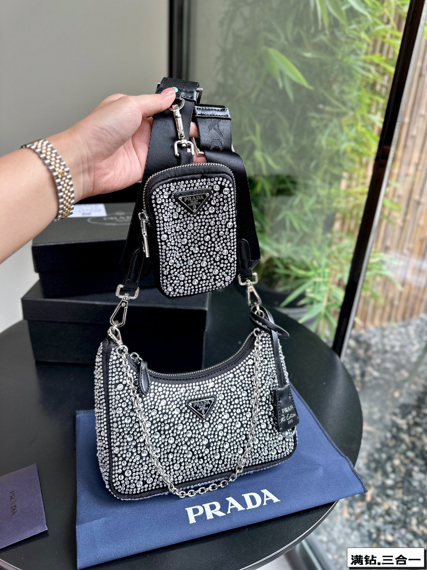 MINI-SAC PRA 22 EN SATIN AVEC STRASS ENTIÈREMENT