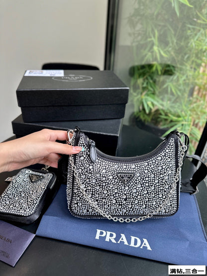 MINI-SAC PRA 22 EN SATIN AVEC STRASS ENTIÈREMENT
