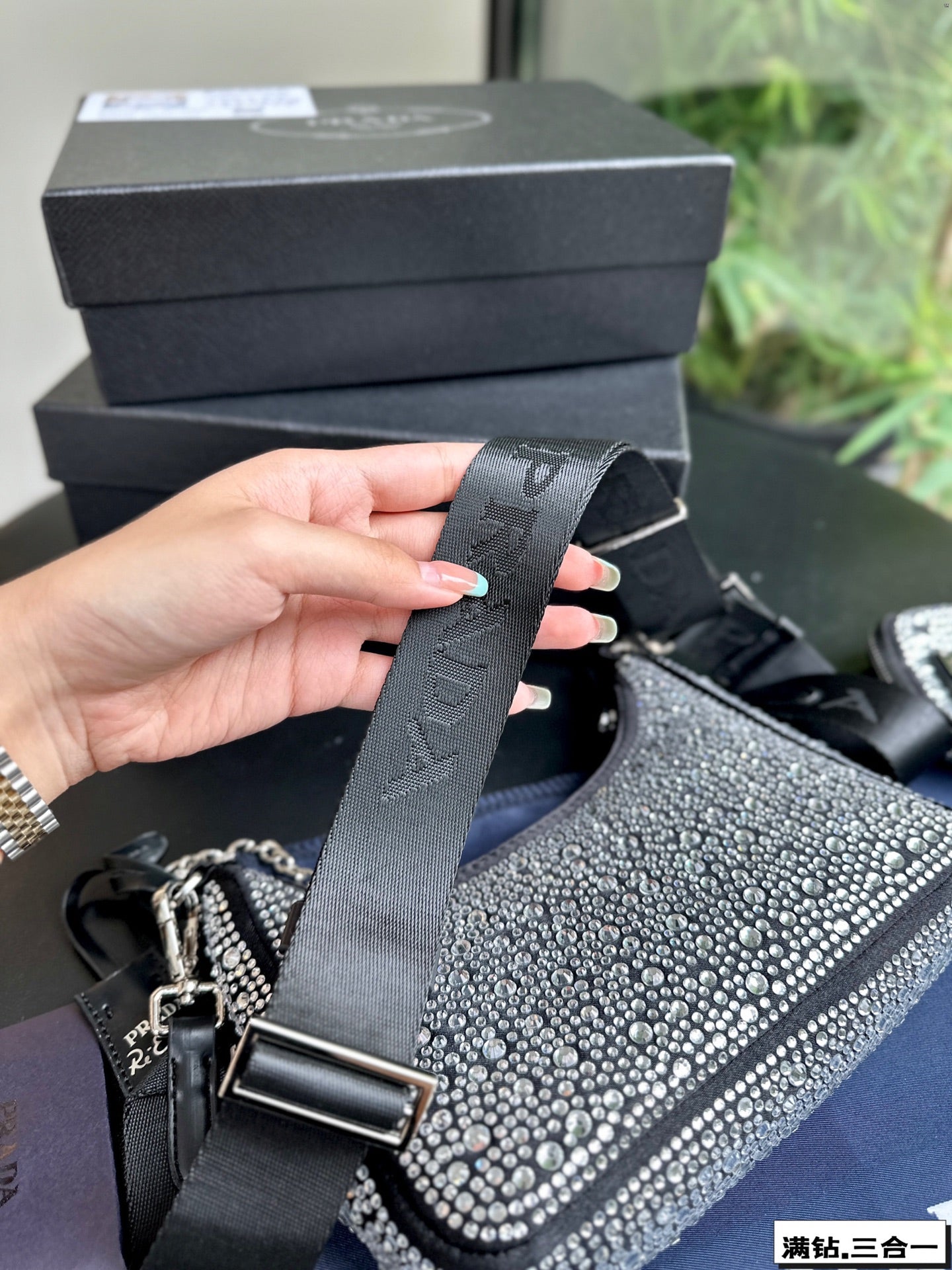 MINI-SAC PRA 22 EN SATIN AVEC STRASS ENTIÈREMENT